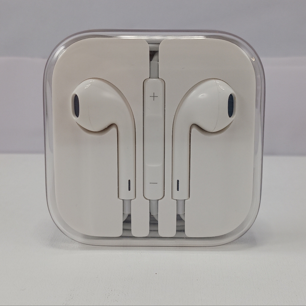 NWOT Apple Wired Ear Buds